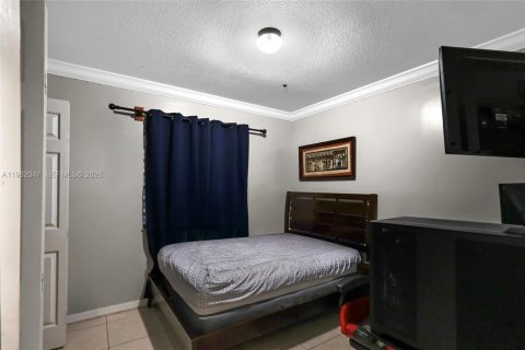 House in Miami, Florida 4 bedrooms, 146.04 sq.m. № 2046758 - photo 10