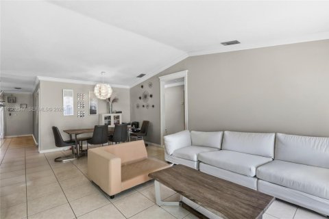 House in Miami, Florida 4 bedrooms, 146.04 sq.m. № 2046758 - photo 3