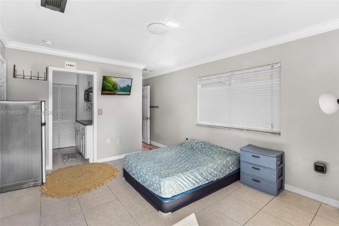 House in Miami, Florida 4 bedrooms, 146.04 sq.m. № 2046758 - photo 15