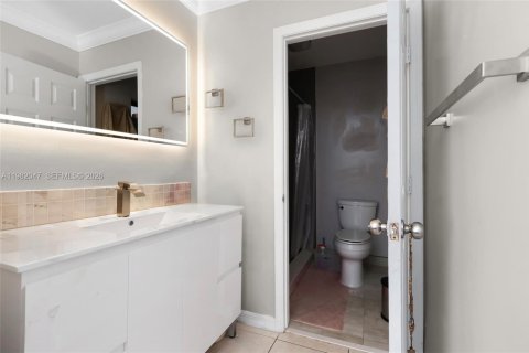 House in Miami, Florida 4 bedrooms, 146.04 sq.m. № 2046758 - photo 17