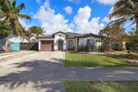 House in Miami, Florida 4 bedrooms, 146.04 sq.m. № 2046758