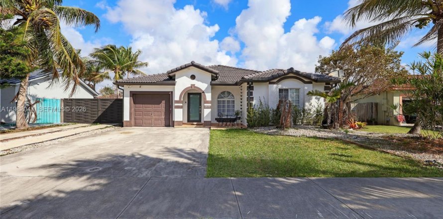 House in Miami, Florida 4 bedrooms, 146.04 sq.m. № 2046758