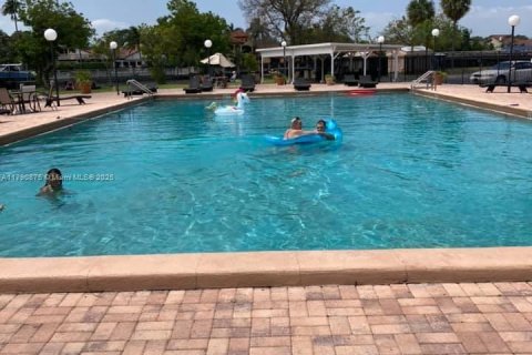 Condominio en Hallandale Beach, Florida, 2 dormitorios  № 2020586