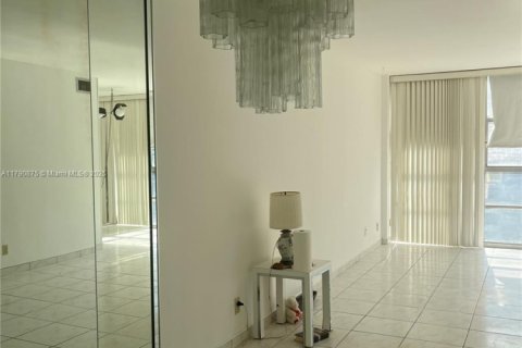 Condominio en venta en Hallandale Beach, Florida, 2 dormitorios, 94.76 m2 № 2020586 - foto 3