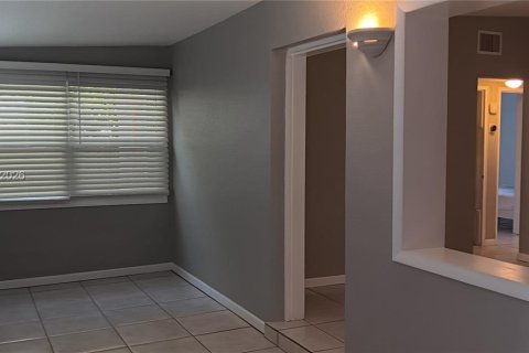 Villa ou maison à louer à Fort Lauderdale, Floride: 2 chambres, 83.24 m2 № 2091236 - photo 3