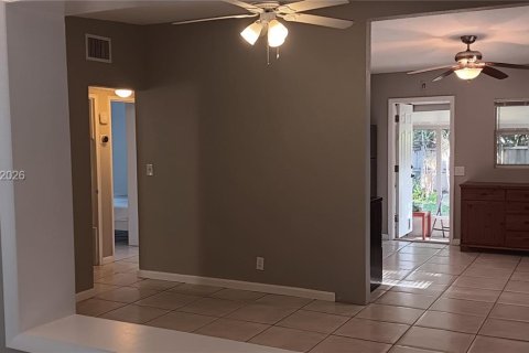 Villa ou maison à louer à Fort Lauderdale, Floride: 2 chambres, 83.24 m2 № 2091236 - photo 4