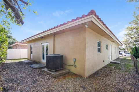 Villa ou maison à louer à Fort Lauderdale, Floride: 3 chambres, 151.43 m2 № 2047200 - photo 18