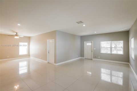 Villa ou maison à louer à Fort Lauderdale, Floride: 3 chambres, 151.43 m2 № 2047200 - photo 5