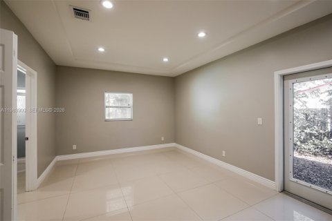 Villa ou maison à louer à Fort Lauderdale, Floride: 3 chambres, 151.43 m2 № 2047200 - photo 9