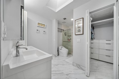 Condo in Aventura, Florida, 2 bedrooms  № 1996981 - photo 23