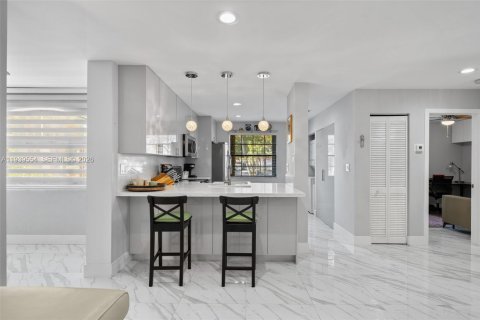 Condo in Aventura, Florida, 2 bedrooms  № 1996981 - photo 8