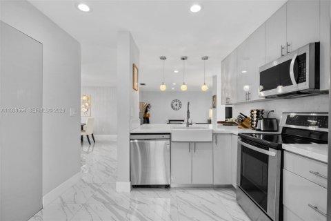 Condo in Aventura, Florida, 2 bedrooms  № 1996981 - photo 13