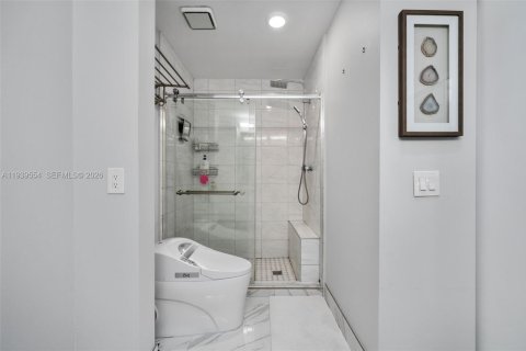 Condo in Aventura, Florida, 2 bedrooms  № 1996981 - photo 24