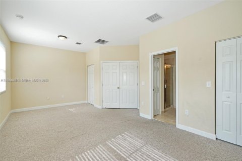 Townhouse in Miami, Florida 3 bedrooms, 168.34 sq.m. № 2001648 - photo 19