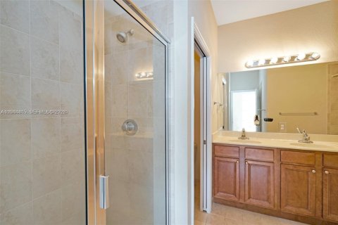 Townhouse in Miami, Florida 3 bedrooms, 168.34 sq.m. № 2001648 - photo 16