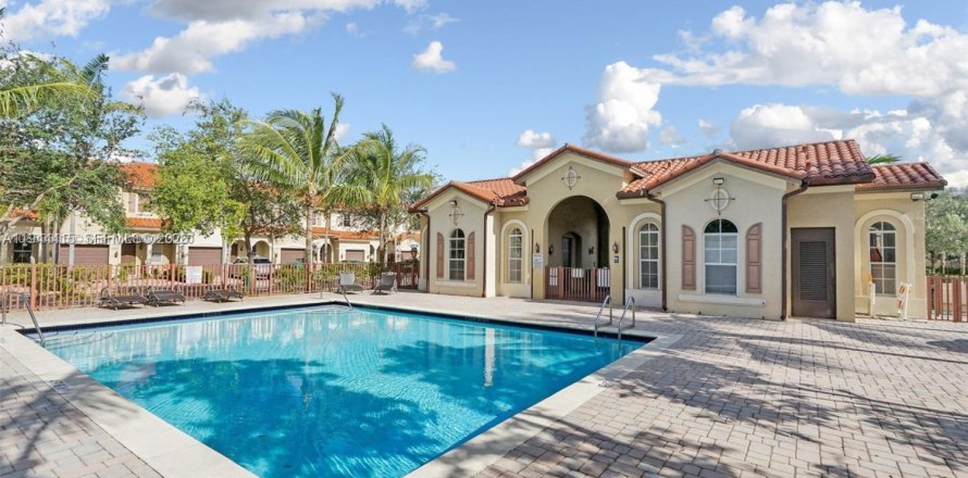 Townhouse in Miami, Florida 3 bedrooms, 168.34 sq.m. № 2001648