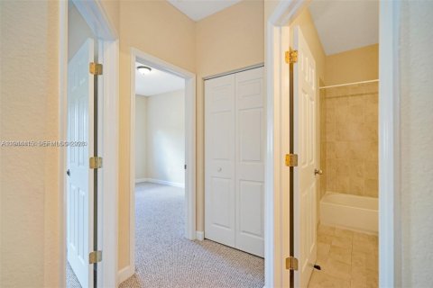 Townhouse in Miami, Florida 3 bedrooms, 168.34 sq.m. № 2001648 - photo 23