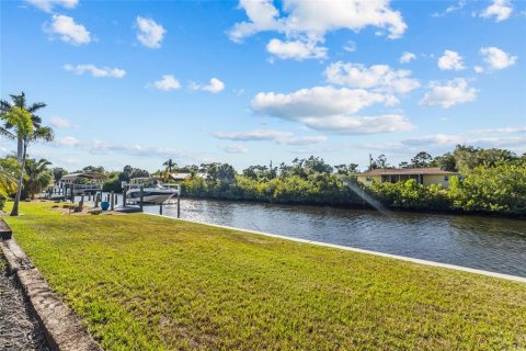 Casa en venta en Port Charlotte, Florida, 4 dormitorios, 170.29 m2 № 2109919 - foto 27