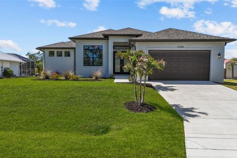 House in Port Charlotte, Florida 4 bedrooms, 170.29 sq.m. № 2109919