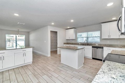 House in Ocala, Florida 4 bedrooms, 278.71 sq.m. № 2150479 - photo 11