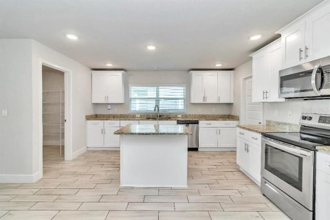 House in Ocala, Florida 4 bedrooms, 278.71 sq.m. № 2150479 - photo 10