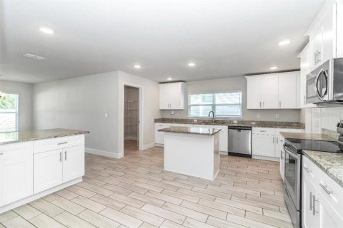 House in Ocala, Florida 4 bedrooms, 278.71 sq.m. № 2150479 - photo 13