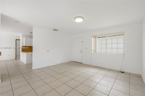 Villa ou maison à vendre à Miami, Floride: 5 chambres, 186.55 m2 № 2004225 - photo 5