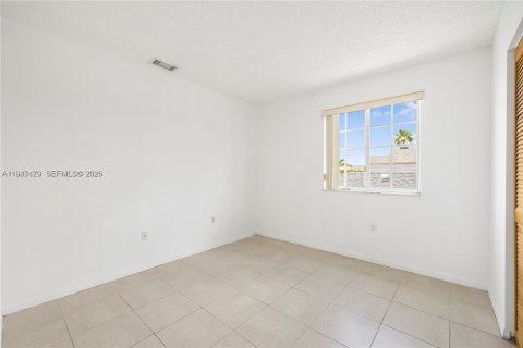 Villa ou maison à vendre à Miami, Floride: 5 chambres, 186.55 m2 № 2004225 - photo 17