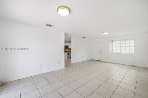 Villa ou maison à vendre à Miami, Floride: 5 chambres, 186.55 m2 № 2004225 - photo 4