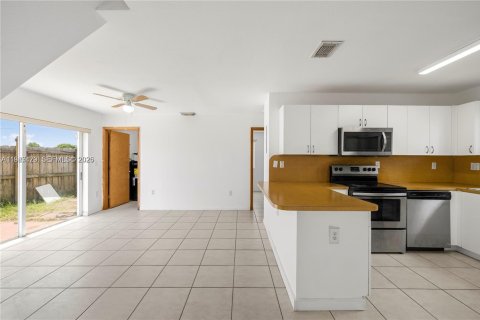 Villa ou maison à vendre à Miami, Floride: 5 chambres, 186.55 m2 № 2004225 - photo 8