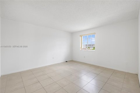 Villa ou maison à vendre à Miami, Floride: 5 chambres, 186.55 m2 № 2004225 - photo 19