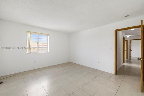 Villa ou maison à vendre à Miami, Floride: 5 chambres, 186.55 m2 № 2004225 - photo 21