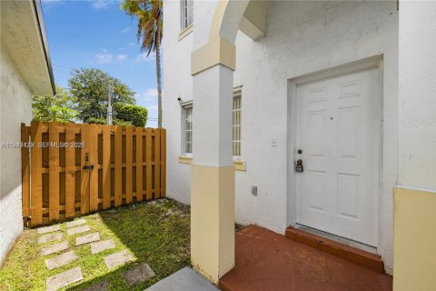 Villa ou maison à vendre à Miami, Floride: 5 chambres, 186.55 m2 № 2004225 - photo 2