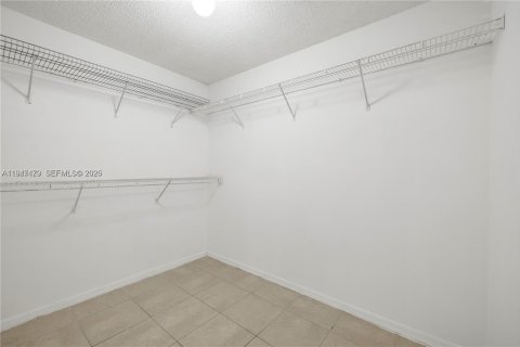 Villa ou maison à vendre à Miami, Floride: 5 chambres, 186.55 m2 № 2004225 - photo 24