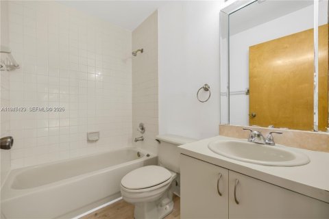 Villa ou maison à vendre à Miami, Floride: 5 chambres, 186.55 m2 № 2004225 - photo 11