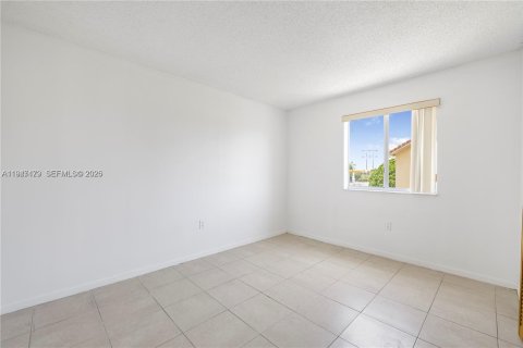 Villa ou maison à vendre à Miami, Floride: 5 chambres, 186.55 m2 № 2004225 - photo 15