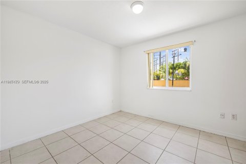 Villa ou maison à vendre à Miami, Floride: 5 chambres, 186.55 m2 № 2004225 - photo 12