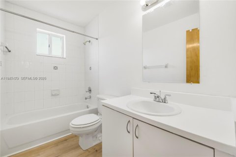 Villa ou maison à vendre à Miami, Floride: 5 chambres, 186.55 m2 № 2004225 - photo 16