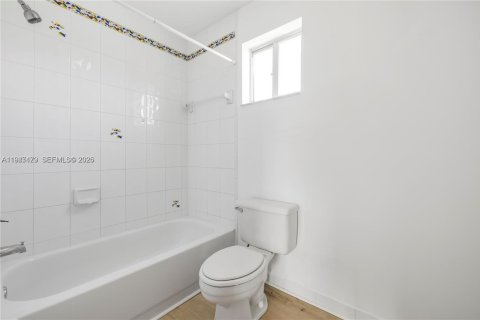 Villa ou maison à vendre à Miami, Floride: 5 chambres, 186.55 m2 № 2004225 - photo 25