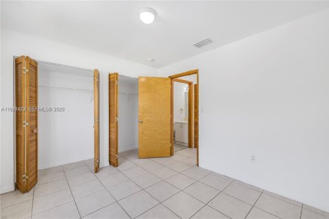 Villa ou maison à vendre à Miami, Floride: 5 chambres, 186.55 m2 № 2004225 - photo 13