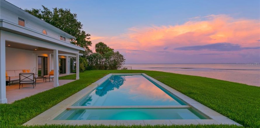 House in Saint Petersburg, Florida 4 bedrooms, 304.53 sq.m. № 1762110
