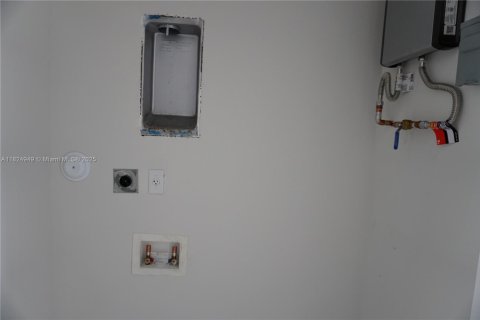 Townhouse in Miami, Florida 3 bedrooms № 1790556 - photo 16