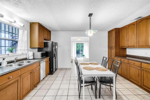 Commercial property in Miami, Florida 339.84 sq.m. № 1947285 - photo 9