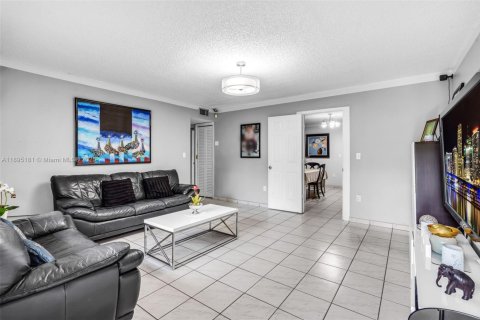 Commercial property in Miami, Florida 339.84 sq.m. № 1947285 - photo 3