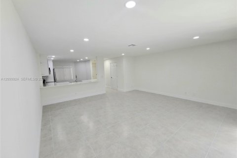 Снять в аренду таунхаус в Дирфилд-Бич, Флорида 3 спальни, 138.05м2, № 2065387 - фото 9