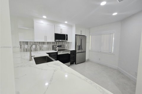 Снять в аренду таунхаус в Дирфилд-Бич, Флорида 3 спальни, 138.05м2, № 2065387 - фото 5