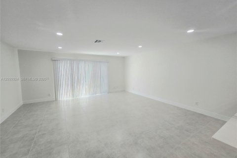 Снять в аренду таунхаус в Дирфилд-Бич, Флорида 3 спальни, 138.05м2, № 2065387 - фото 7