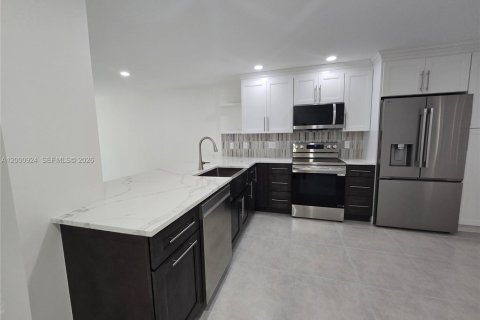 Снять в аренду таунхаус в Дирфилд-Бич, Флорида 3 спальни, 138.05м2, № 2065387 - фото 6