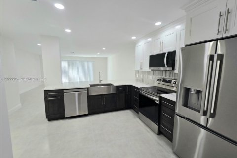 Снять в аренду таунхаус в Дирфилд-Бич, Флорида 3 спальни, 138.05м2, № 2065387 - фото 4