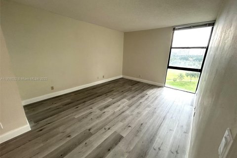 Condo in Aventura, Florida, 1 bedroom  № 1964784 - photo 14